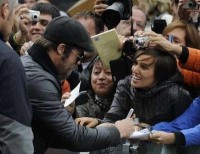 El actor firmó autográfos para delirio de sus fans en Donostia
